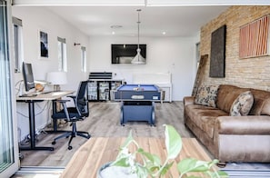 Games room - The Harmony Retreat - Luxurious Murrays Beach Retreat (Murrays Beach)