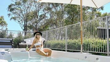 Outdoor spa tub