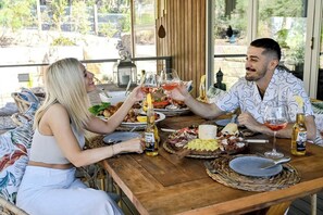Outdoor dining - The Harmony Retreat - Luxurious Murrays Beach Retreat (Murrays Beach)