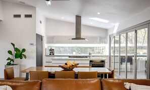 Dining - The Harmony Retreat - Luxurious Murrays Beach Retreat (Murrays Beach)