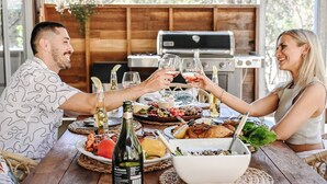 Una mesa de comedor con diversos platos, copas de vino y una botella.