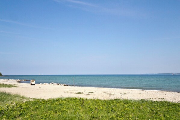 På stranden