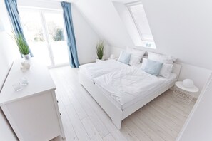 3 bedrooms, desk, iron/ironing board, travel cot