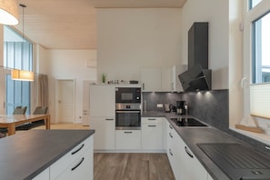 Fridge, microwave, oven, stovetop - Seeschwalbe 330 - The Scandinavian family home for 4 with sauna and whirlpool (Mirow)