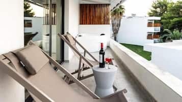 Family Room, Garden View | 1 bedroom, in-room safe, desk, laptop workspace