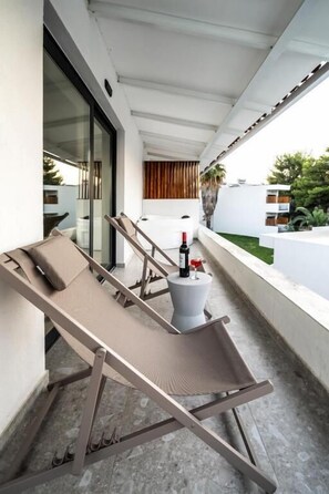 Family Room, Garden View | 1 bedroom, in-room safe, desk, laptop workspace