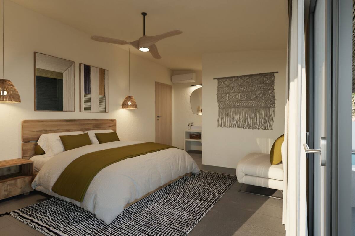 Un dormitorio moderno con una cama grande, mesitas de noche, ventilador de techo y vistas al exterior.