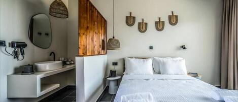 Familiekamer, uitzicht op tuin | 1 slaapkamer, een kluis op de kamer, een bureau, een laptopwerkplek