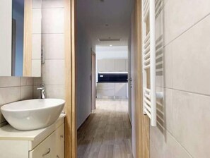 Chuveiro, toalhas de banho, papel higiênico 