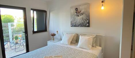 2 dormitorios, tabla de planchar con plancha, cuna de viaje