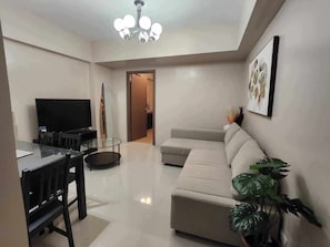 Apartment | Living area | TV - 1 Bed Apartment - Sleeps 7 - Pool & Wifi (Pasay)