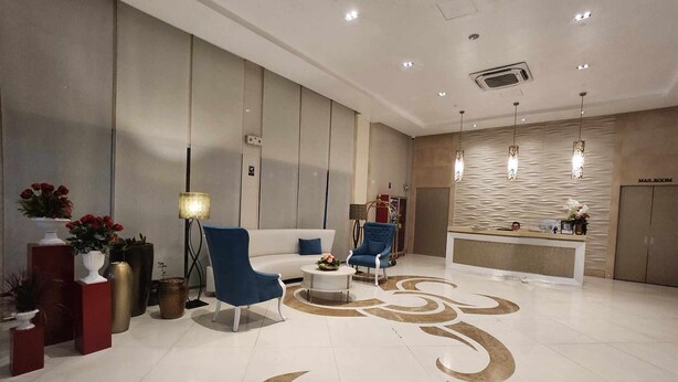 A modern lobby with a reception desk, seating area, and decorative elements. - 1 Bed Apartment - Sleeps 7 - Pool & Wifi (Pasay)
