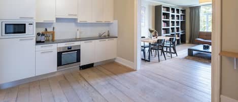 Refrigerador con freezer, microondas, horno, molino de café