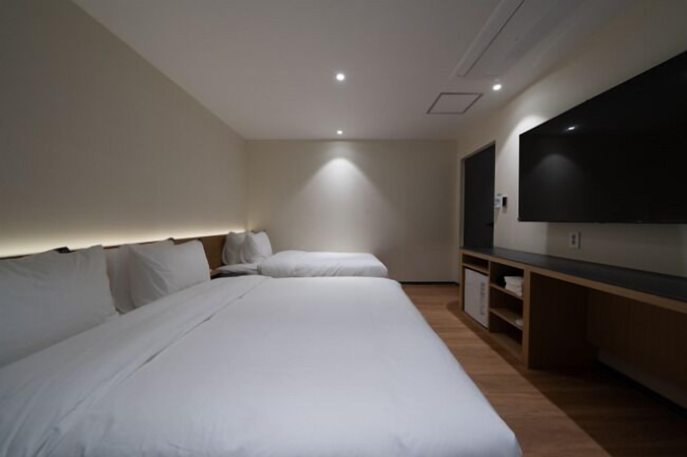 Spa Room | Down comforters, desk, WiFi (free)
