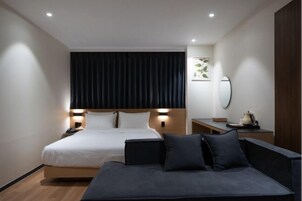 Cubrecamas, escritorio y wifi gratis 