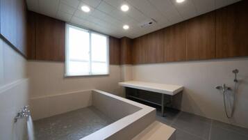Spa Room | Bathroom | Free toiletries, hair dryer, bathrobes, towels