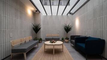 Área de estar no saguão