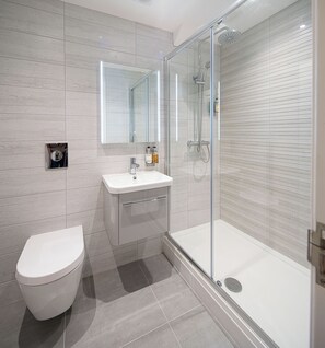 Standard-huone | Kylpyhuone | Hiustenkuivaaja, pyyhkeet, saippua, sampoo