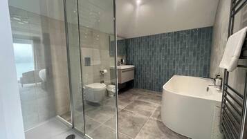 Superior Studio Suite, Sea View | Bathroom | Hair dryer, towels, soap, shampoo