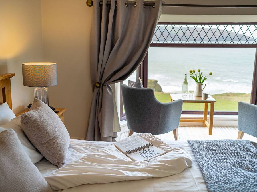 Tabla de planchar con plancha, wifi gratis, ropa de cama