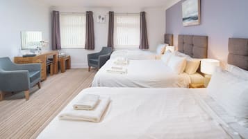 Tabla de planchar con plancha, wifi gratis y ropa de cama