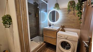 Douche, sèche-cheveux, serviettes fournies, savon