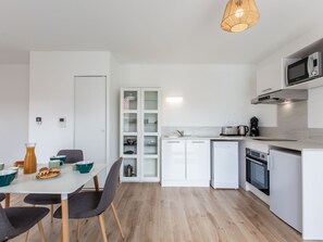 Een koelkast, een microgolfoven, een oven, een vaatwasser