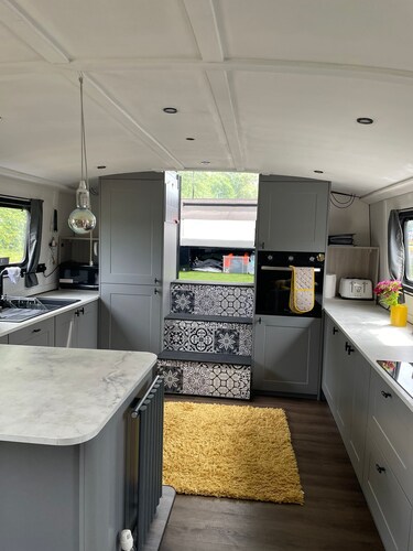 Cosy 70ft wide beam barge on the river! Completely off grid living! 