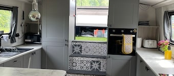 Cosy 70ft wide beam barge on the river! Completely off grid living!