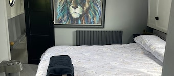 Cosy 70ft wide beam barge on the river! Completely off grid living! 