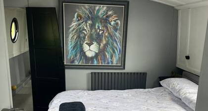 Cosy 70ft wide beam barge on the river! Completely off grid living!