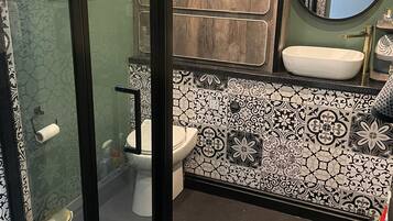 Douche, serviettes fournies, savon, papier toilette