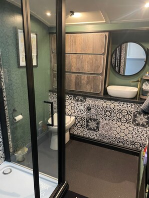 Dusche, Handtücher, Seife, Toilettenpapier