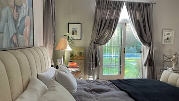 6 bedrooms, desk, iron/ironing board, travel crib