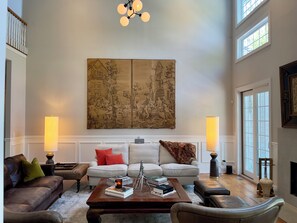 Smart TV, chimenea, videojuegos y libros 