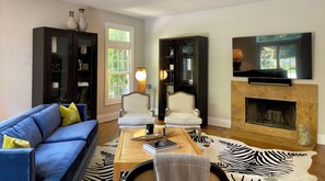 Smart TV, chimenea, videojuegos y libros 