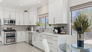 Refrigerador, microondas, horno y parrilla de estufa