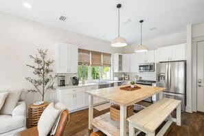 Fridge, microwave, oven, stovetop - Après Beach by Stay on 30a (Inlet Beach)