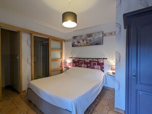 1 bedroom, bed sheets