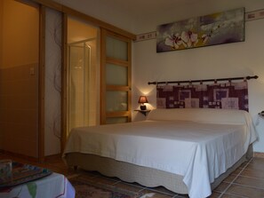 1 bedroom, bed sheets