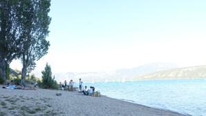 A pebbled beach with people relaxing and sunbathing. - "les Terrasses" : Maison Dans le Village, 4 Terrasses (Sainte-Croix-du-Verdon)