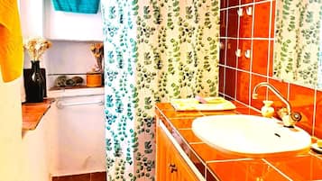 Douche, serviettes fournies, savon, shampoing