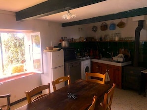 Fridge, oven, stovetop, dishwasher - "les Terrasses" : Maison Dans le Village, 4 Terrasses (Sainte-Croix-du-Verdon)