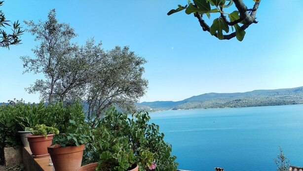 A terrace with terracotta pots, overlooking a calm lake and distant hills. - "les Terrasses" : Maison Dans le Village, 4 Terrasses (Sainte-Croix-du-Verdon)