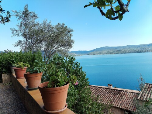 "LES TERRASSES" : maison de village, 4/6 personnes, terrasses, vues sur le lac.