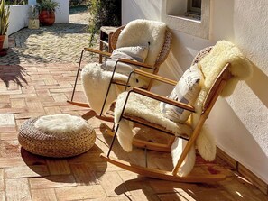 Terrace/patio - Quinta Kat, cozy house with pool LAST MINUTE -25% 24-31Aug 2024. (Santa Catarina da Fonte do Bispo)