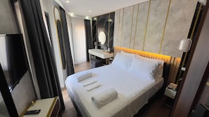 Habitació estàndard | Roba de llit d'alta qualitat, minibar i caixa forta a l'habitació 