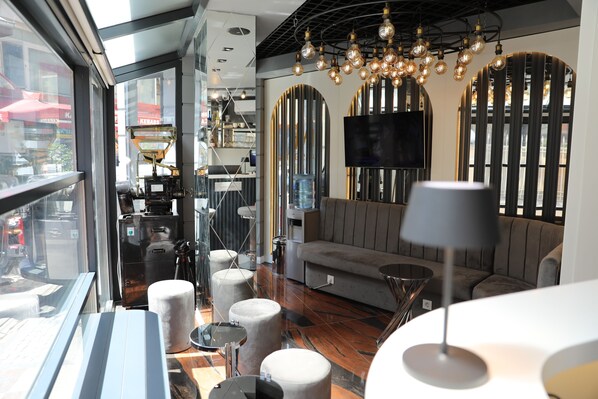 Ofereix esmorzars i hora feliç 