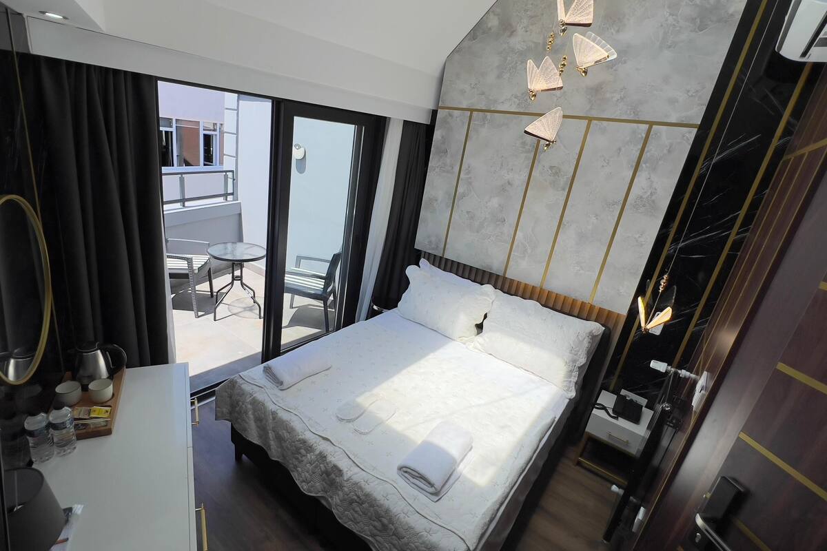 Deluxe Room | Premium bedding, minibar, in-room safe, laptop workspace