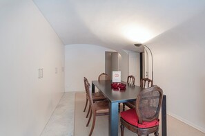 Appartement | Repas dans la chambre
